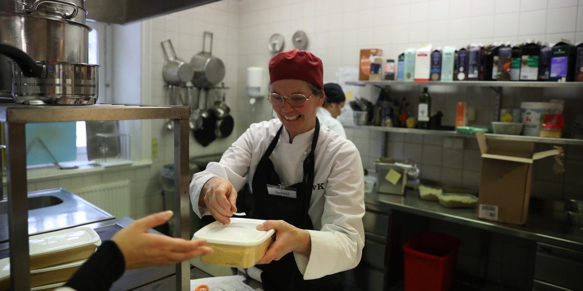 Jenni Björklund är lärare på Folkhögskolans kurs svenska med restauranginriktning.