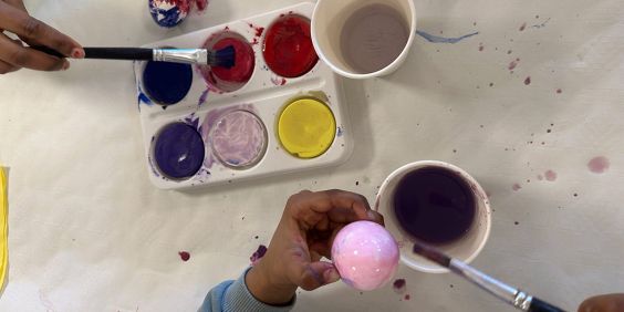 Barn målar påskägg.