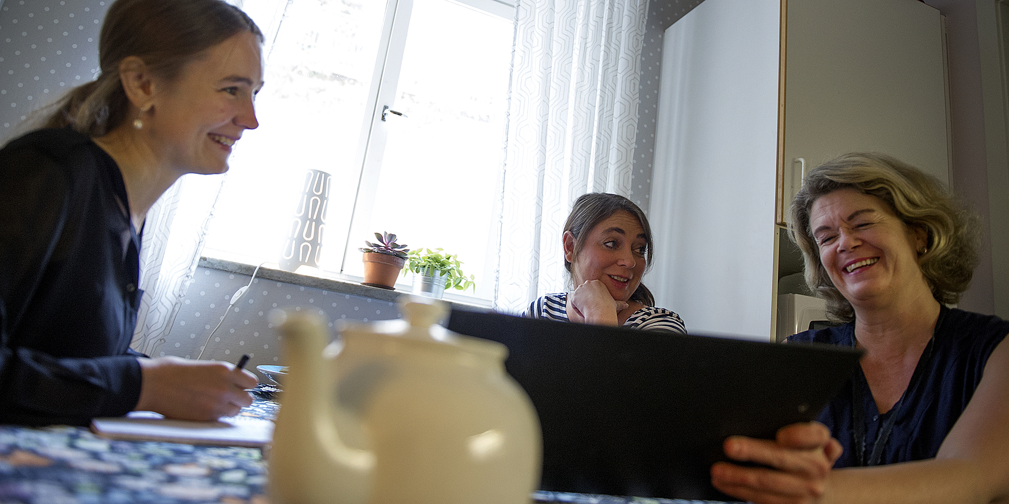 Personer i köket på Akutboende Bostället