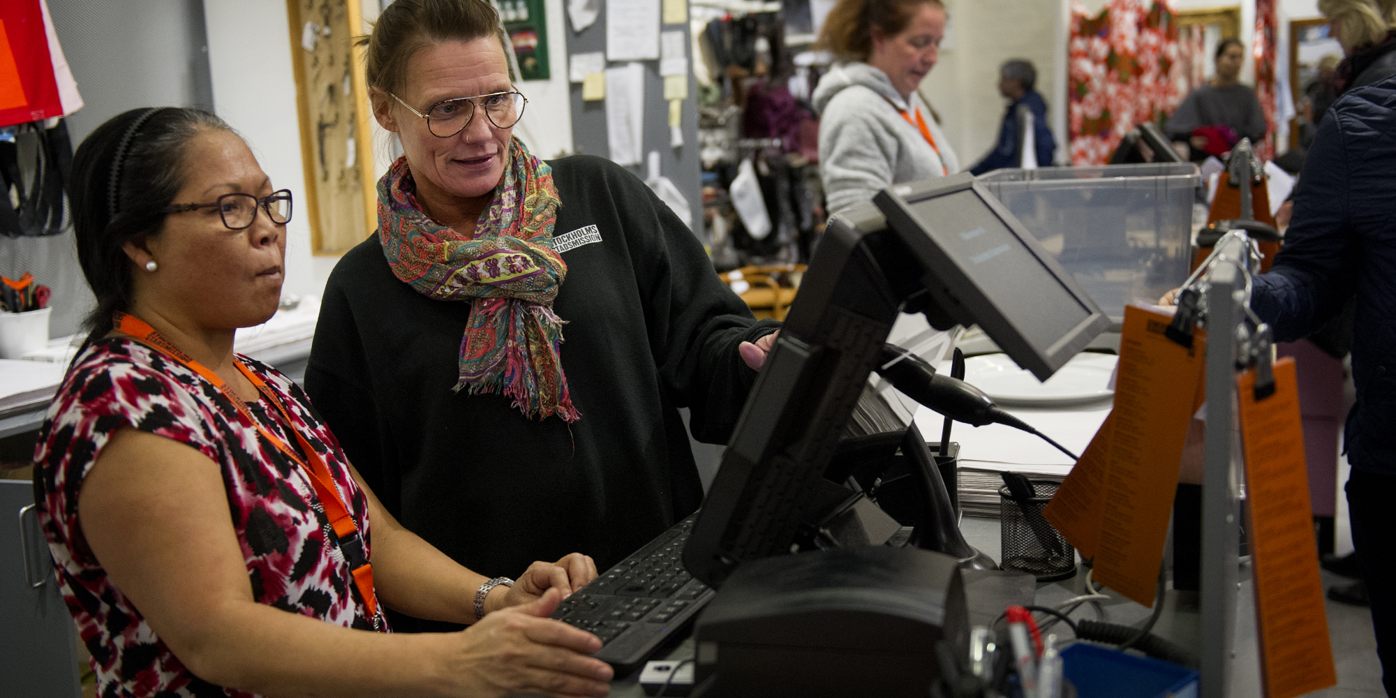 En person får instruktion av kassan Second Hand