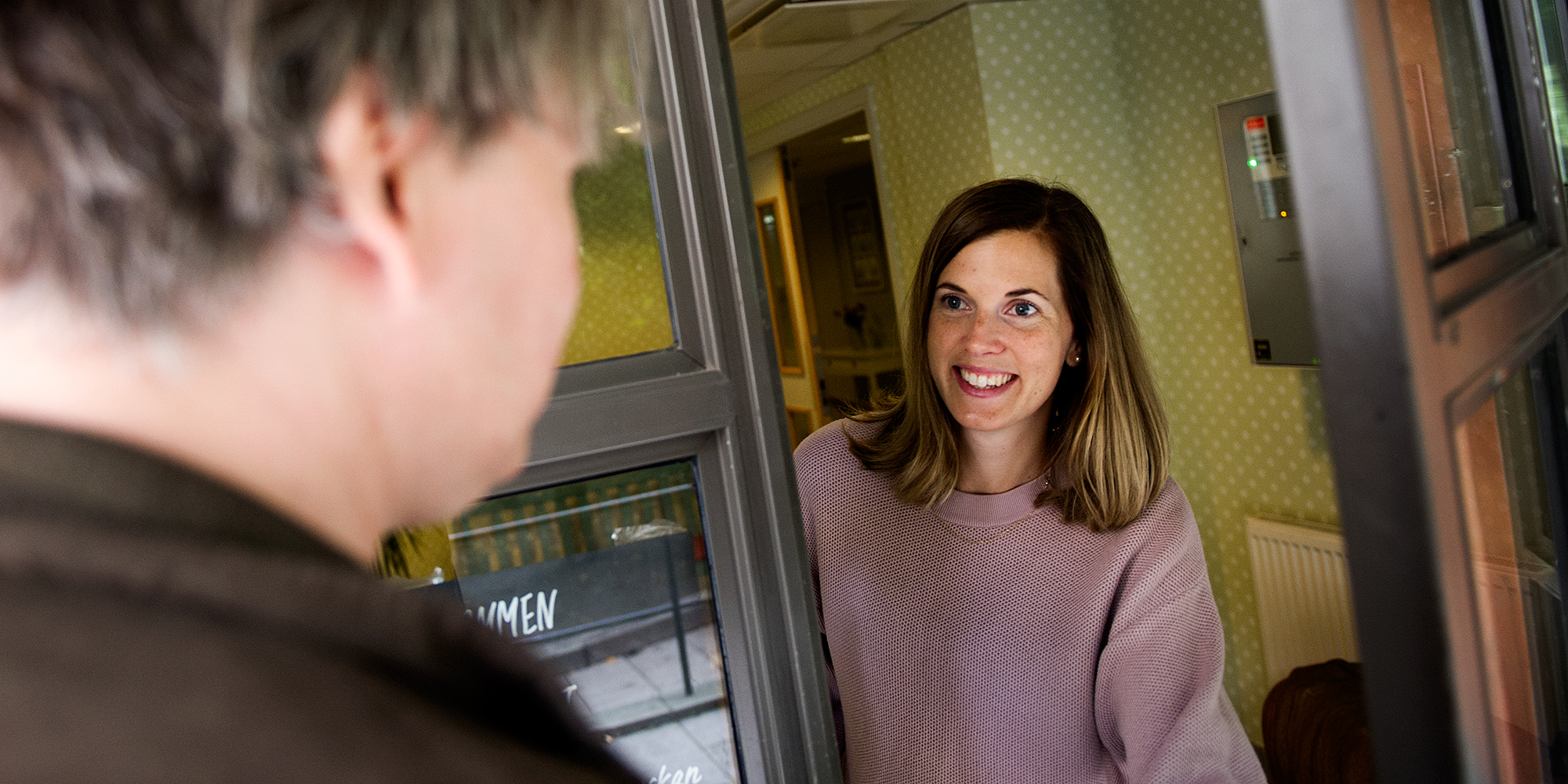 Personal öppnar dörren till boendet