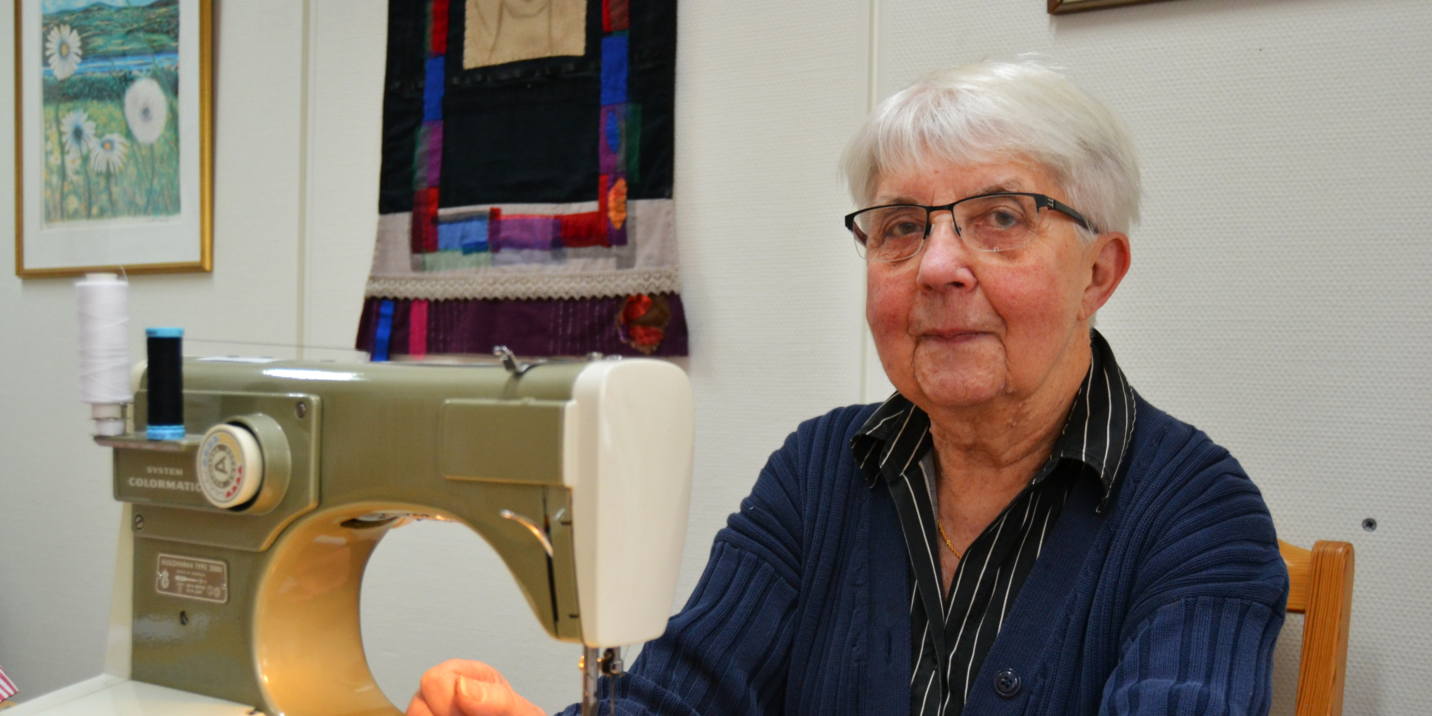 Lena bakom symaskinen