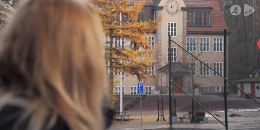 Copyright: TV4 Bortvänd flicka framför sin skola