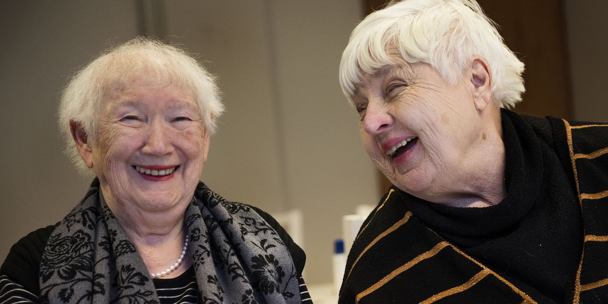 Två glada äldre kvinnor