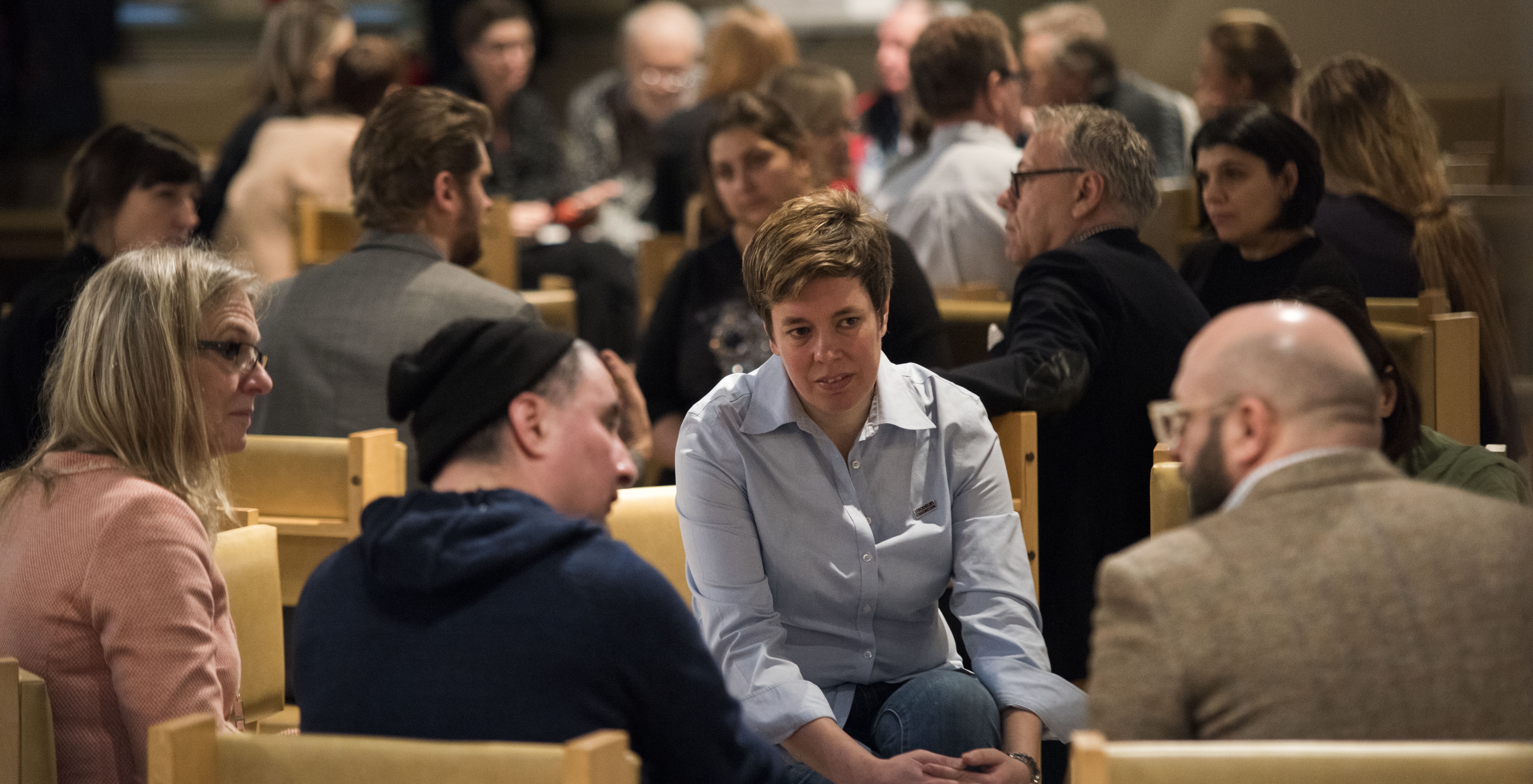 Människor som sitter i ring och pratar med varandra