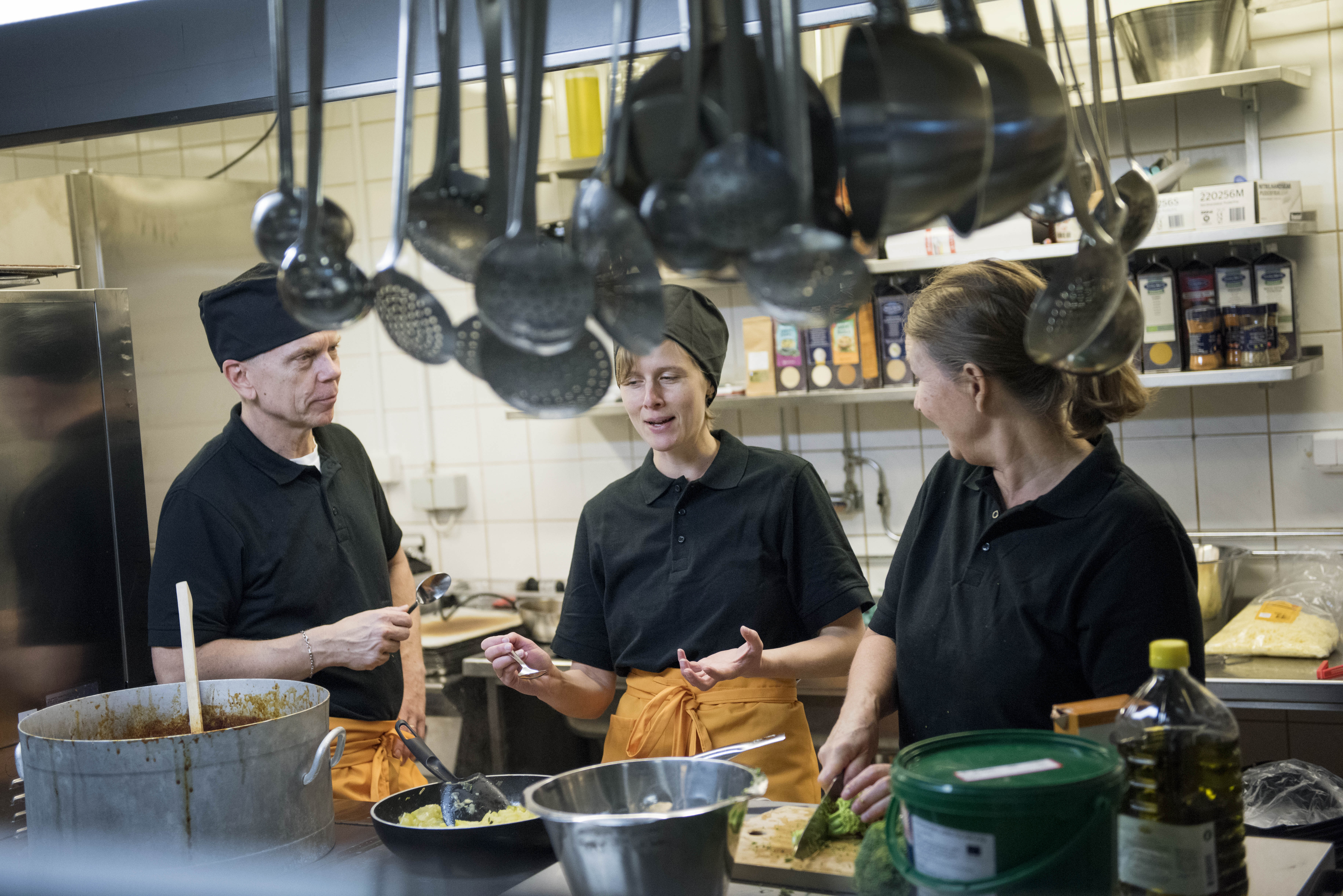 Foto: Robin Benigh tre står och lagar mat