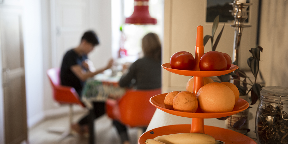 Två personer vid ett matbord med fruktfat i förgrunden