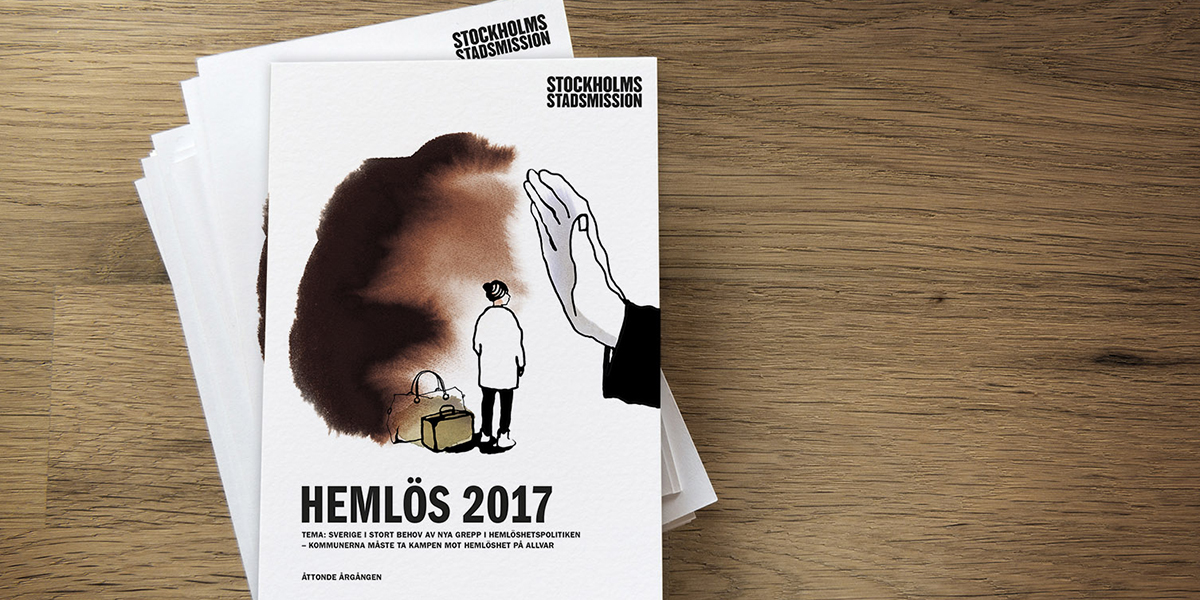 En bunt Hemlöshetsrapporten 2017 mot en bänk i trä