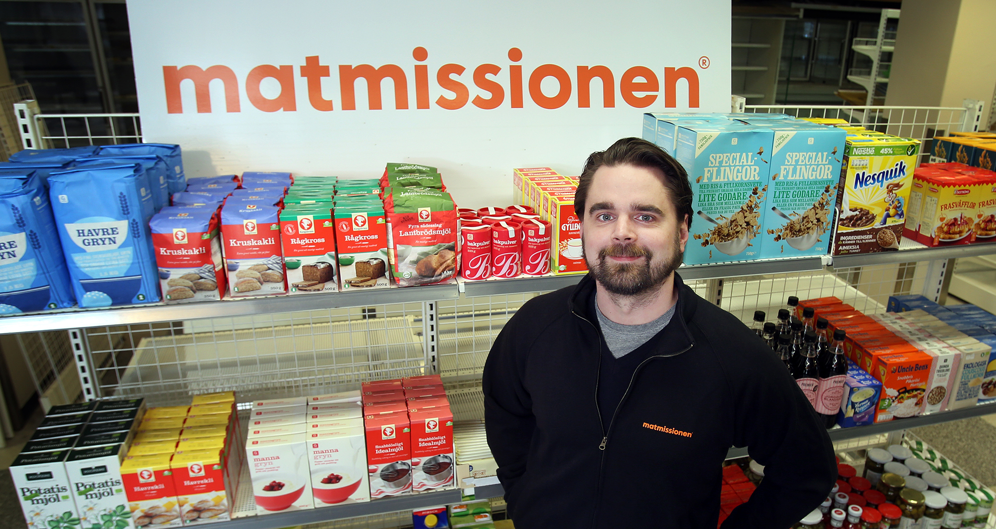 Foto: Stefan Nilsson man står framför varuhylla