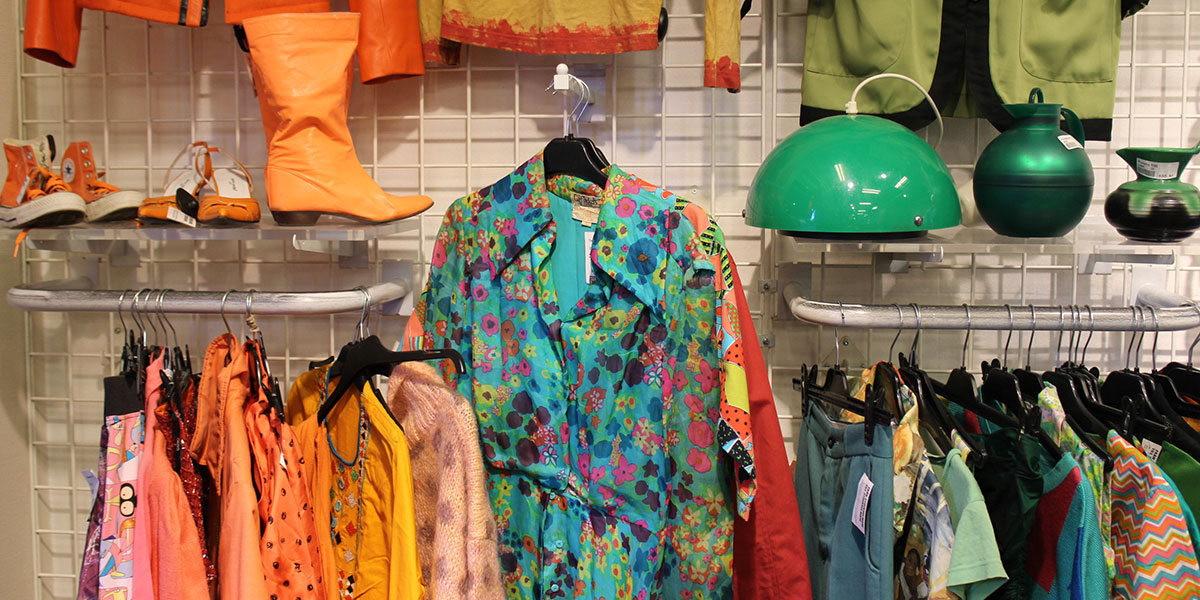 Kläder och lampor i second hand-butik, Stockholm