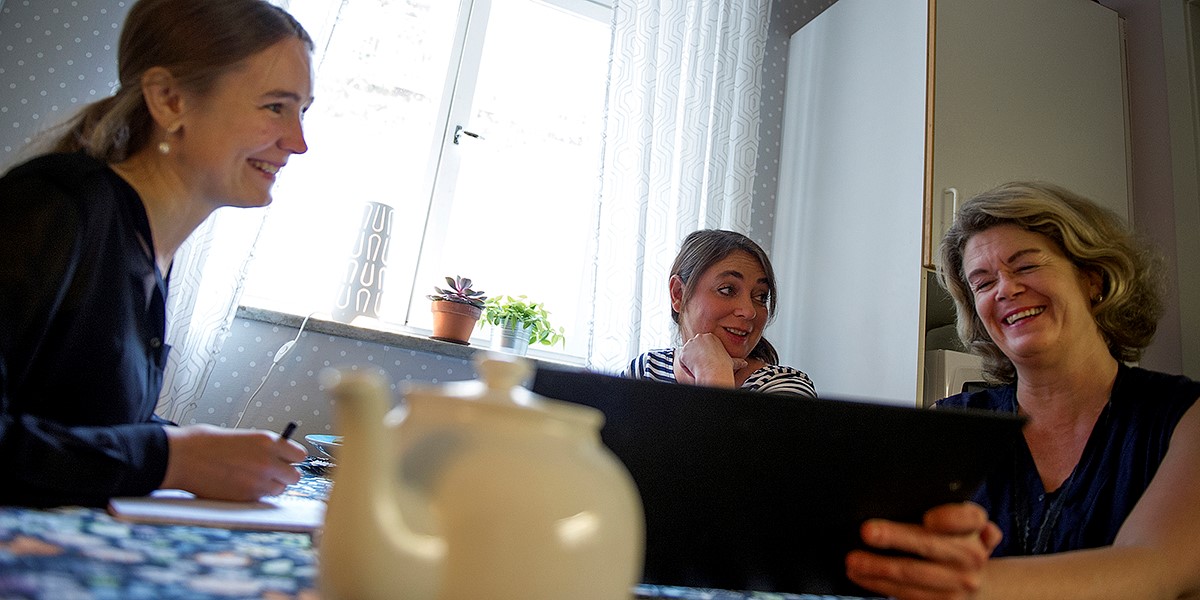 Personer i köket på Akutboende Bostället