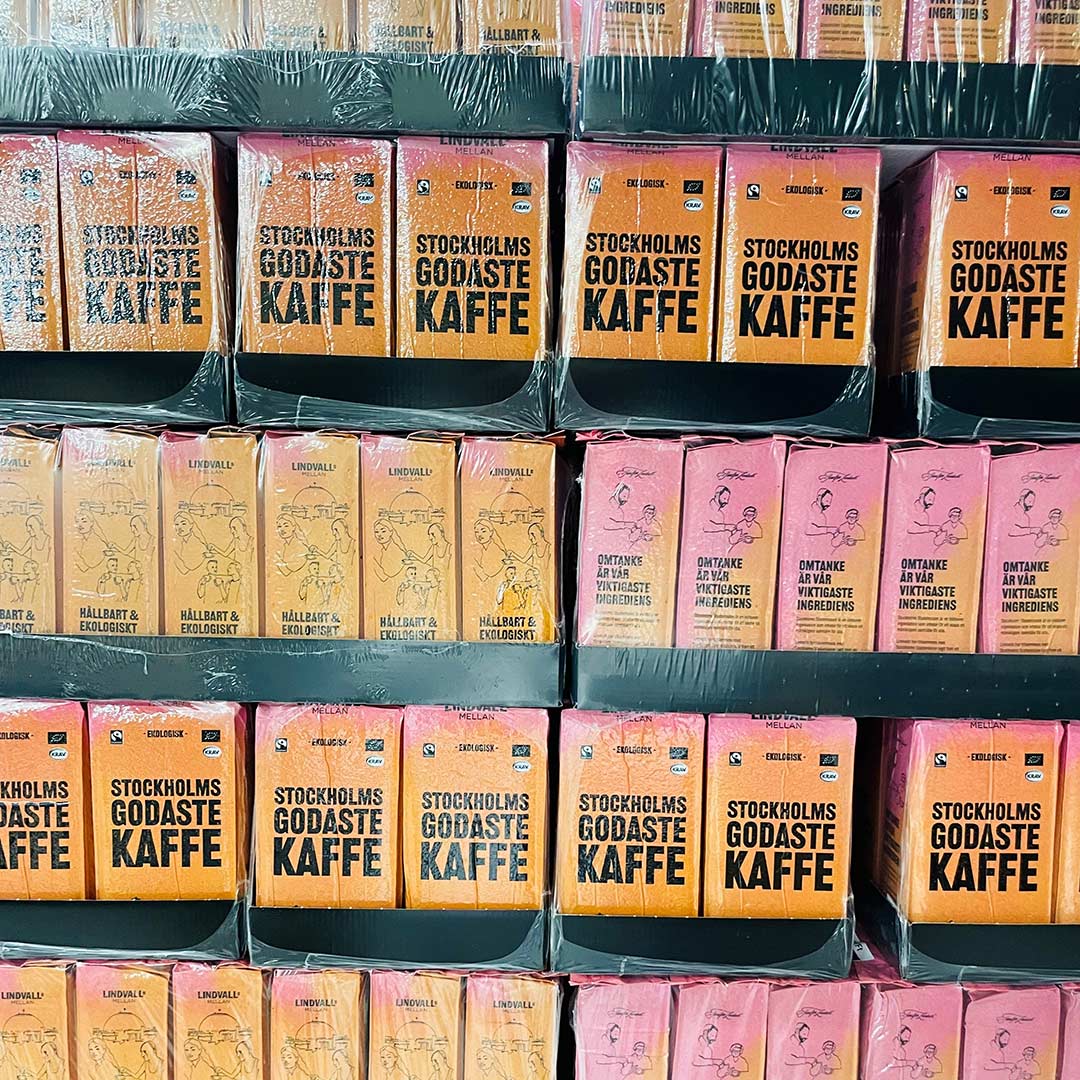 Bild på en pall med kaffepaket från samarbetet mellan Stockholms Stadsmission och Lindvalls kaffe.