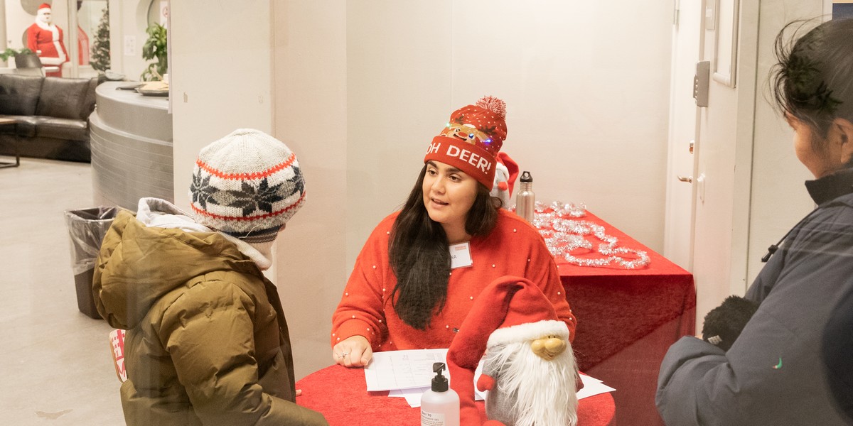 Romina möter barnen inför julfirandet på Unga Station i Tensta.