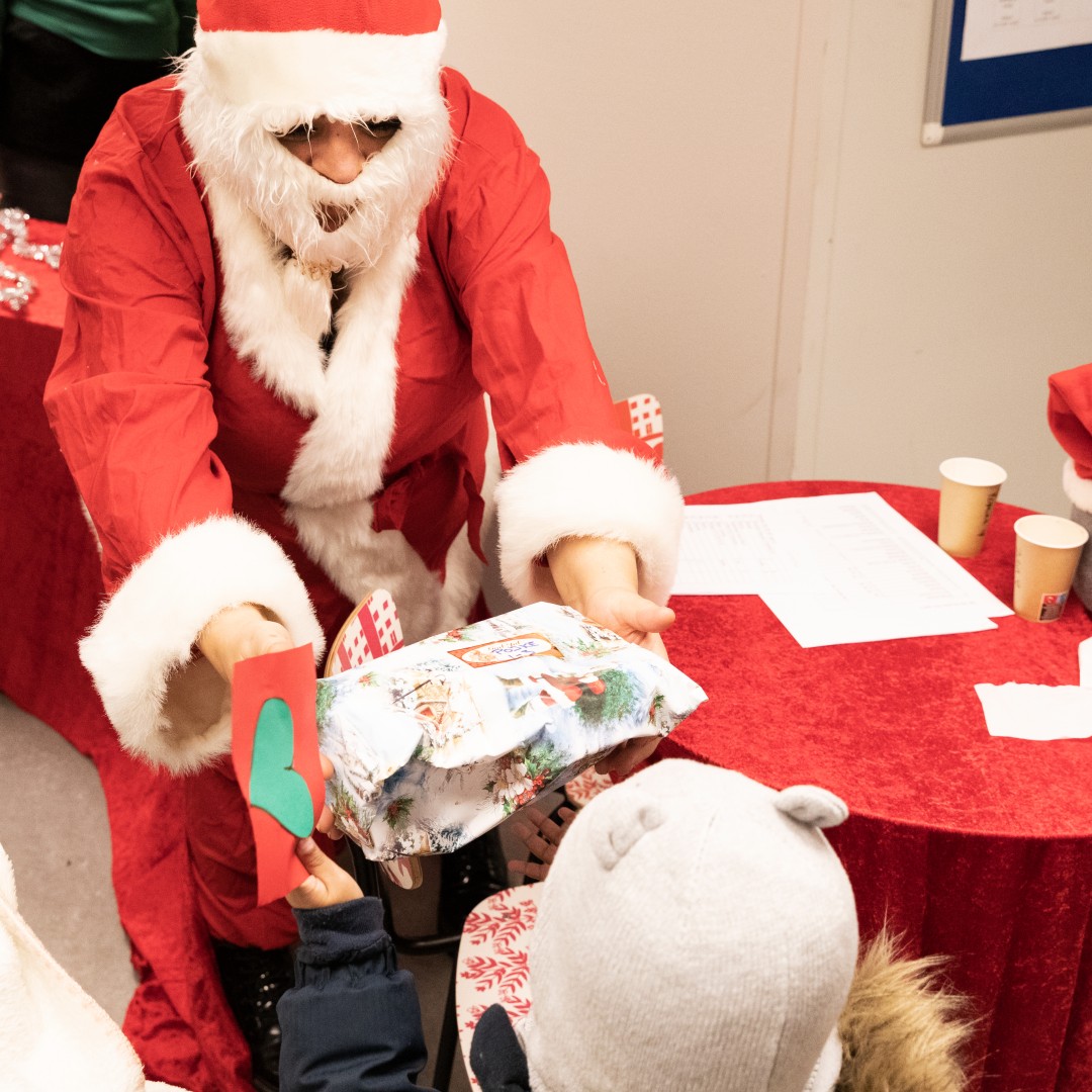 Bild på julklappsutdelning på en av Stockholms Stadsmissions mötesplatser.