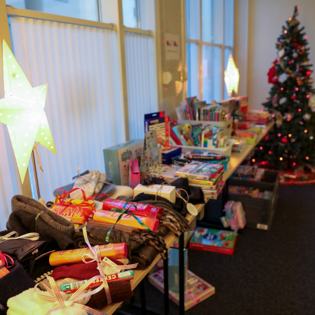 Bild på julklappar på bord i Stockholms Stadsmissions julklappsbutik 2024.