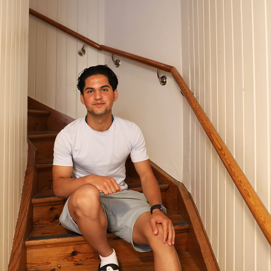 Hamza är feriearbetare på Stockholms Stadsmissions sommarkollo.