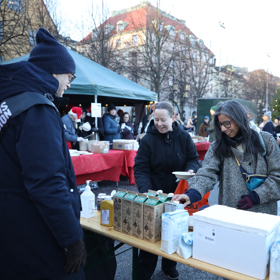 Bild från Stockholms Stadsmissions jullunch i Kungsträdgården 2023.
