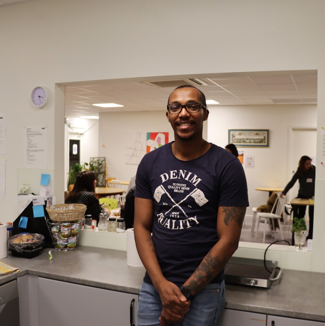 Bild på kocken Abdi i köket på Stockholms Stadsmissions mötesplats.