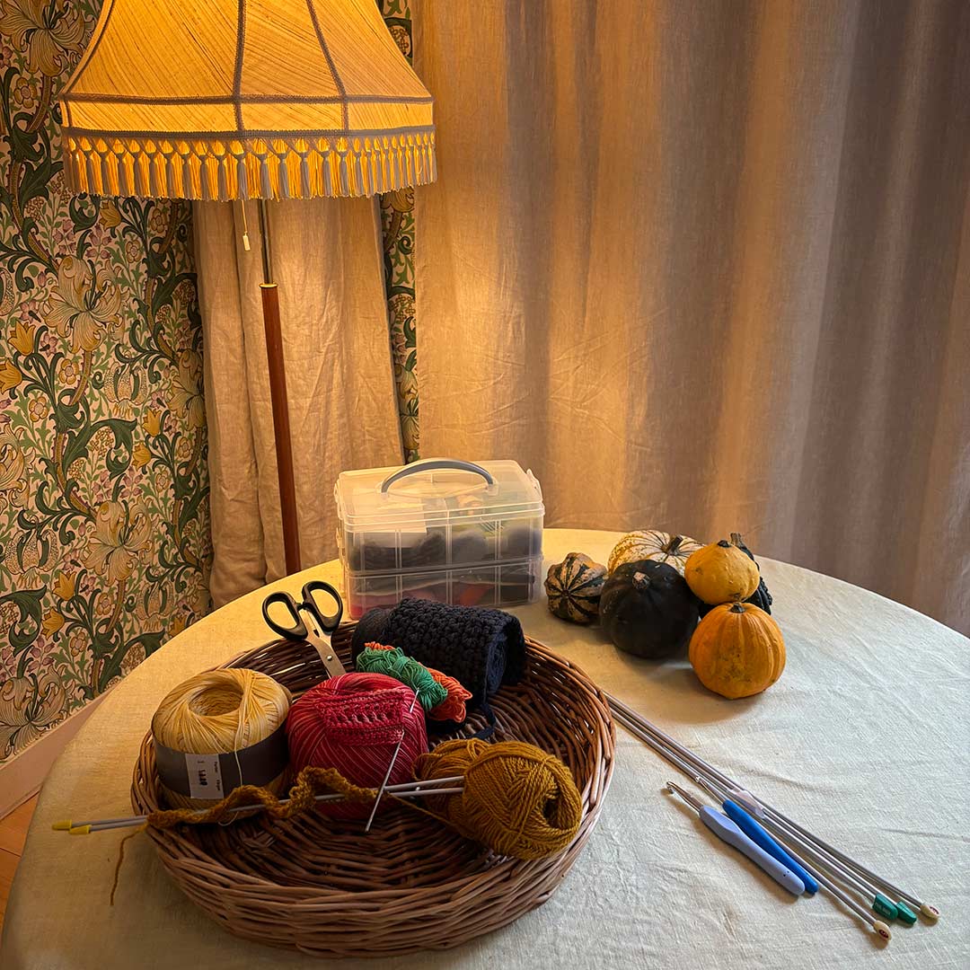 Garnnystan ligger på ett bord på Stockholms Stadsmissions seniorkollo.