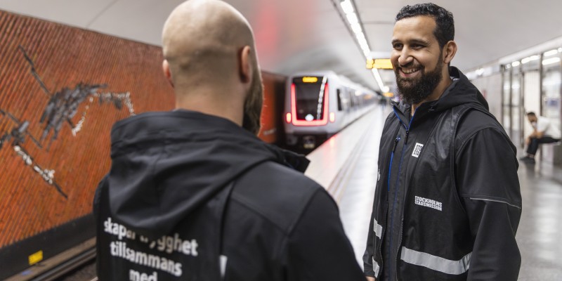 I samarbete med SL åker Stockholms Stadsmissions Uppsökarteam tunnelbana, buss och pendeltåg för att hjälpa människor i utsatthet i kollektivtrafiken.