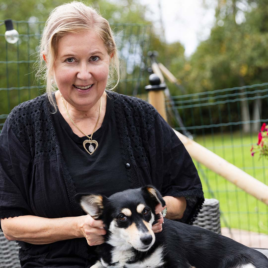 Margareta tillsammans med sin hund Anton.