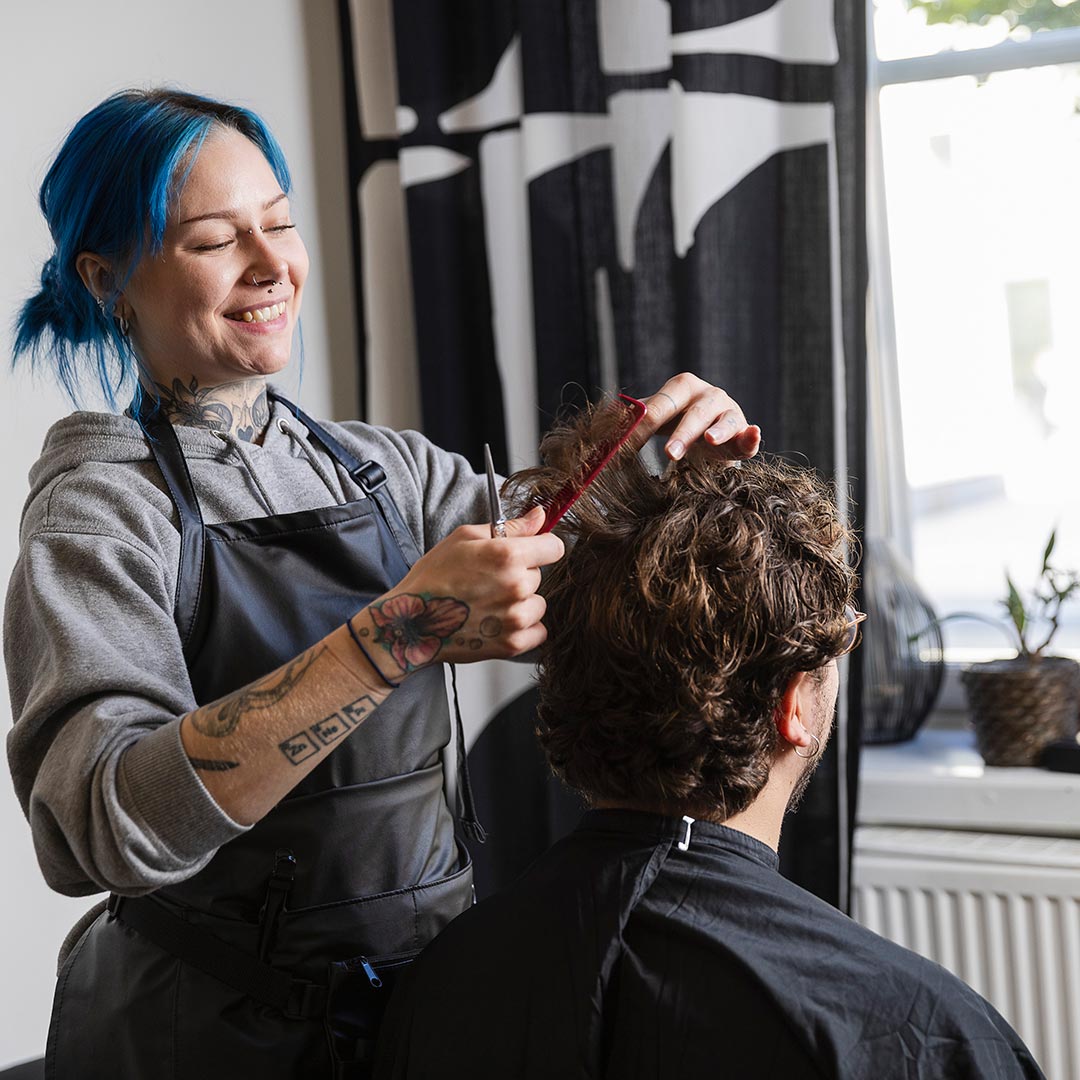 Frisörbesök på Stockholms Stadsmissions dagverksamhet för män i hemlöshet.