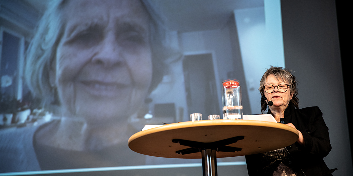 Skådespelaren Gunilla Röör läser upp berättelser från deltagarna