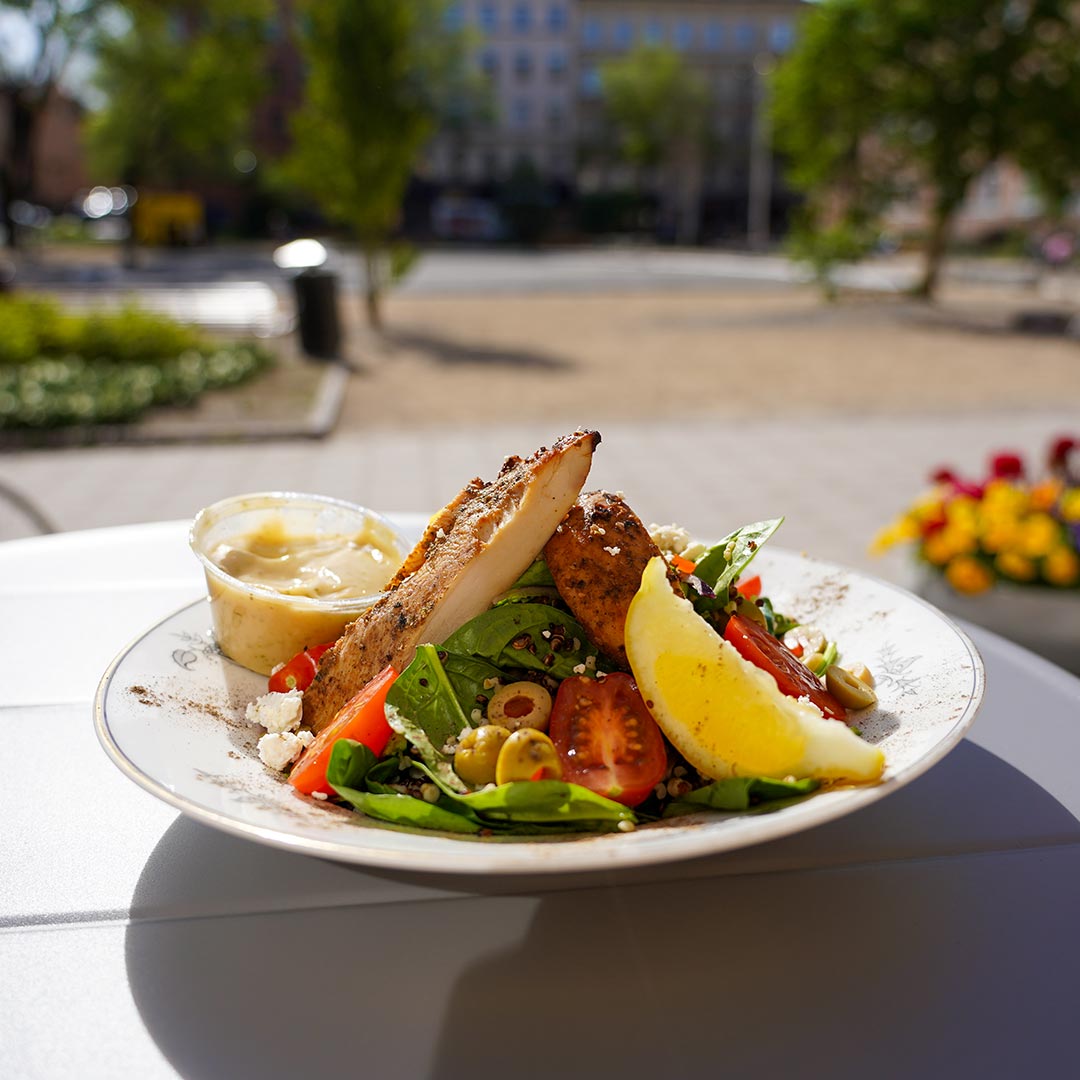 Sallad på uteserveringen på Stockholms Stadsmisssions mötesplats vid Mariatorget.