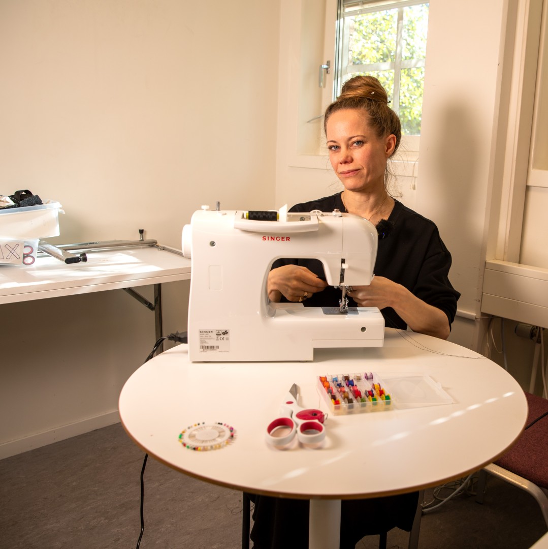 Lisa är volontär på syjuntan på mötesplats Hässelby.