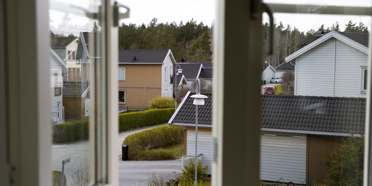 Utsikten från lägenheterna på LSS-boende Nyby är antingen mot en fin skogsdunge eller mot det lugna villaområdet.
