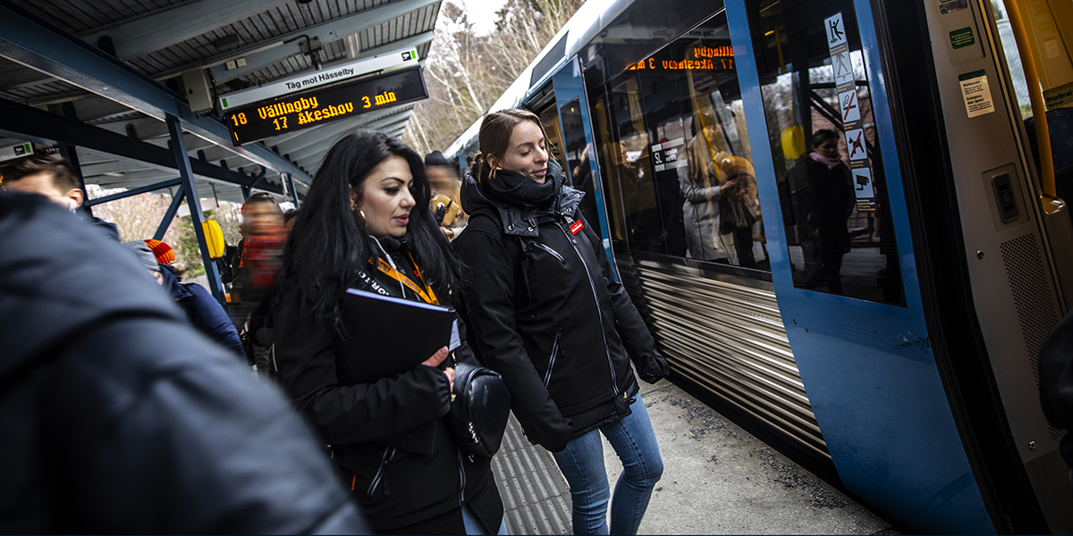 Effi och Naciza åker runt i Stockholm för att söka upp EU-medborgare i utsatthet.