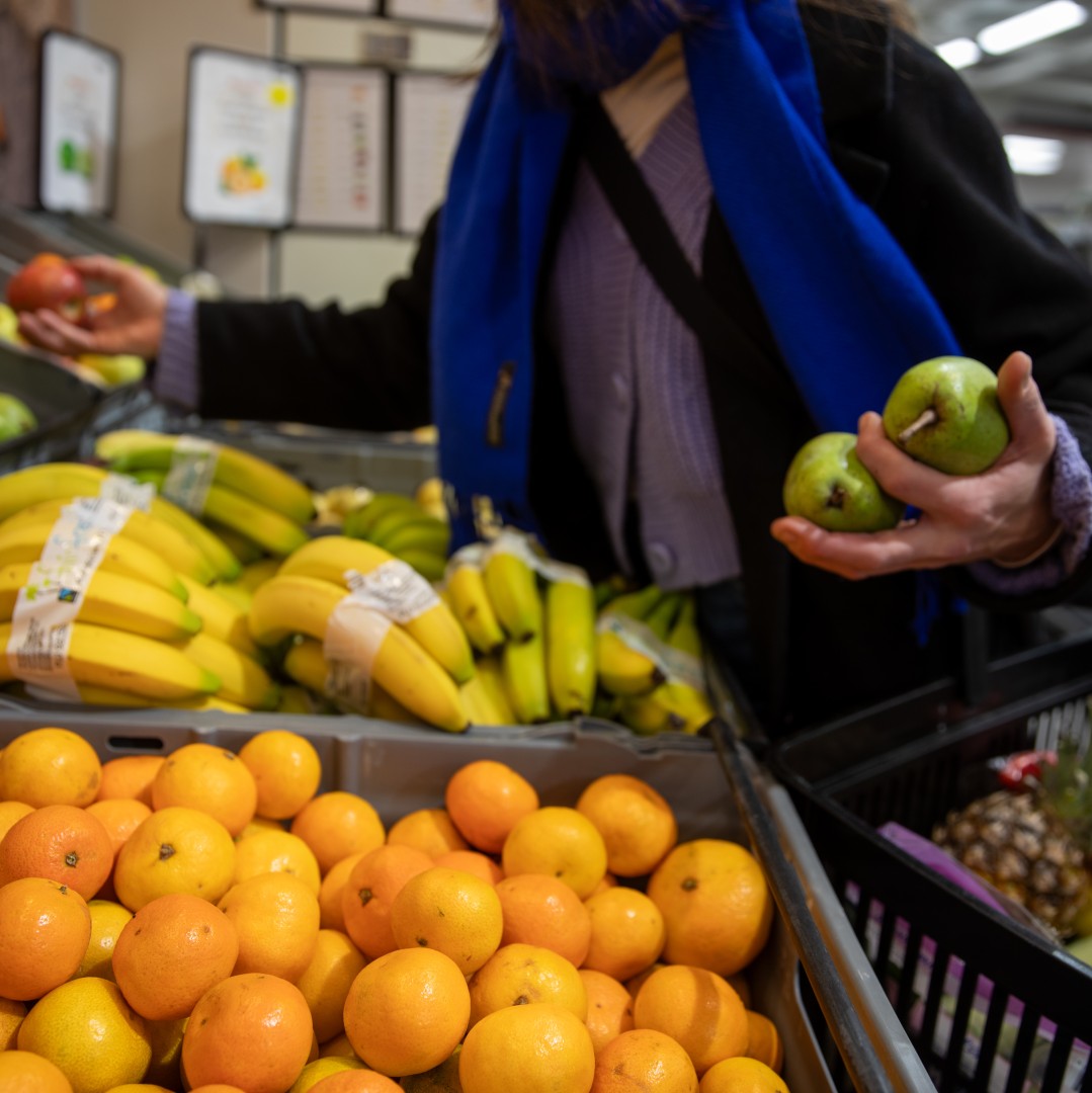 Genrebild på deltagare som handlar på Matmissionen.