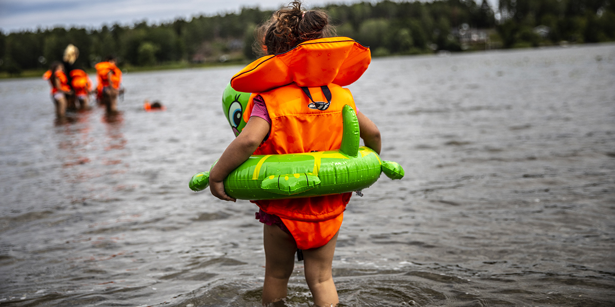 Ett barn badar på sommarkollo i Sörmland. Foto: Anna Z Ek