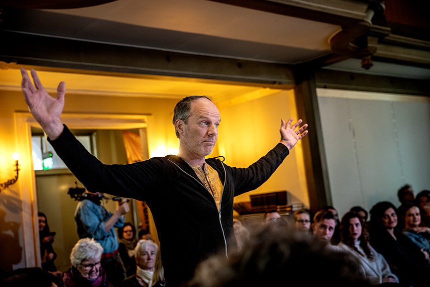 John Ajvide Lindquist, författare till pjäsen De obehöriga.