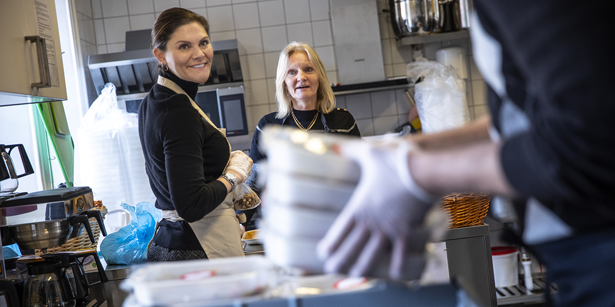 Kronprinsessan hjälper till i köket på St Paul.