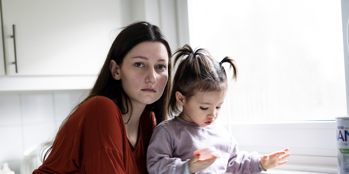 Mamma och dotter i sitt hem