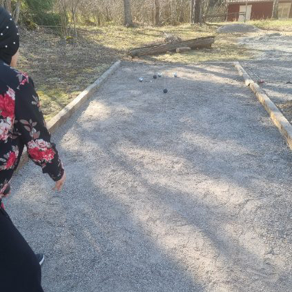 Deltagare spelar boule på seniorkollo.
