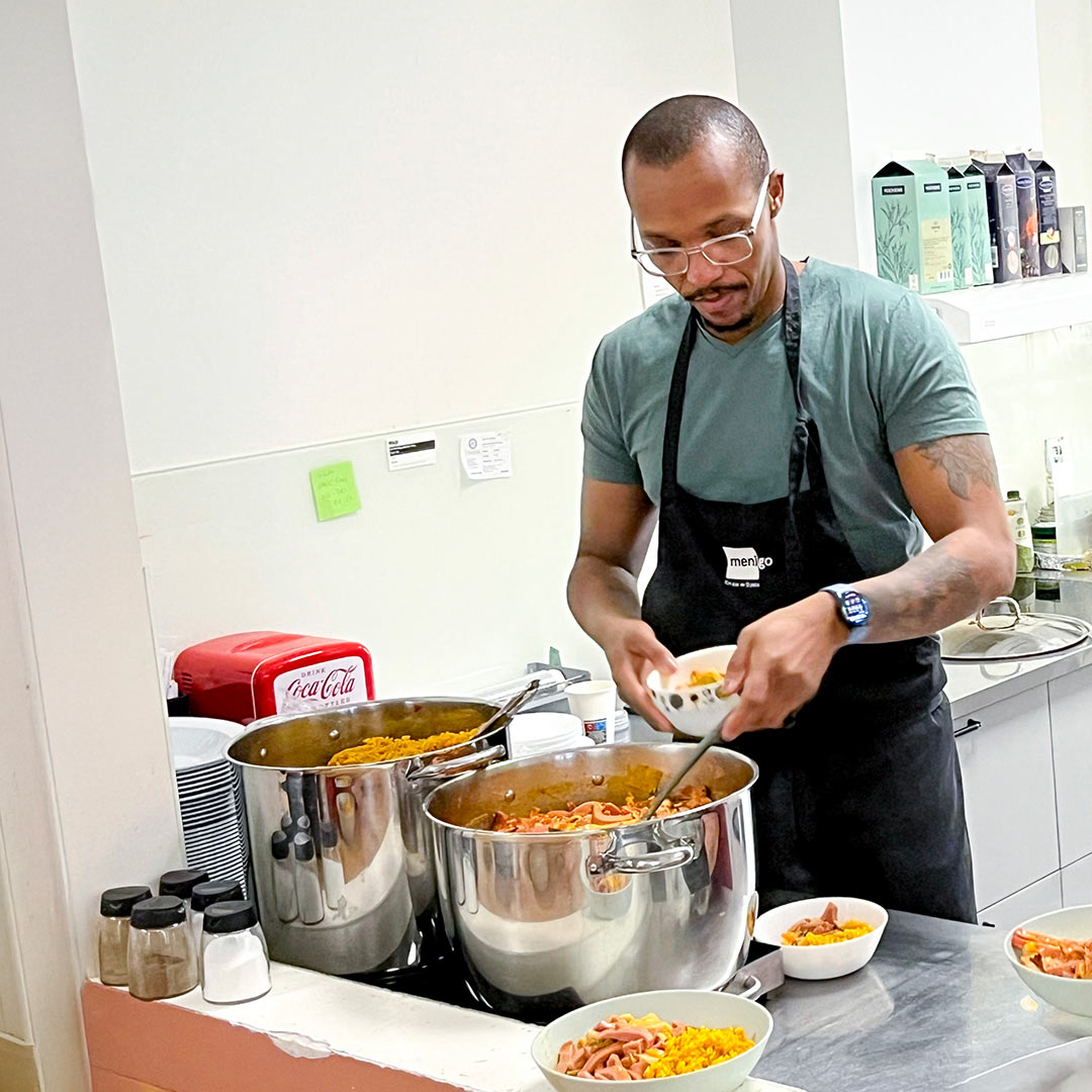 Kocken Abdi som lagar mat på en av Stockholms Stadsmissions mötesplatser.