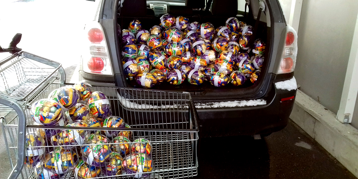 Påskägg i en bils bagage.