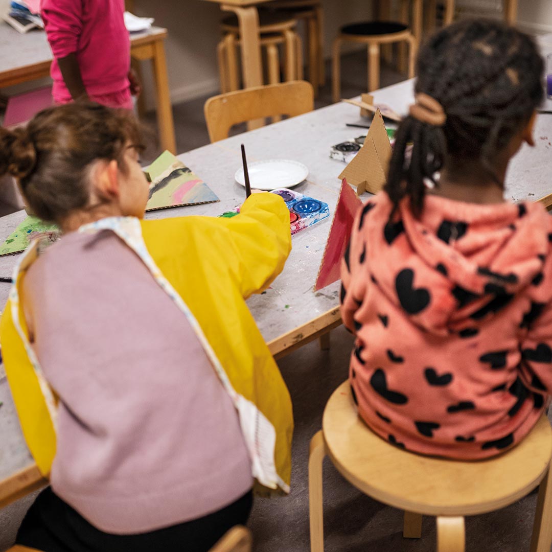 Barn pysslar på en av Stockholms Stadsmissions mötesplatser.