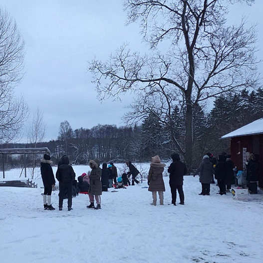 Deltagare står utomhus i snön på Mötesplats Stenfasta