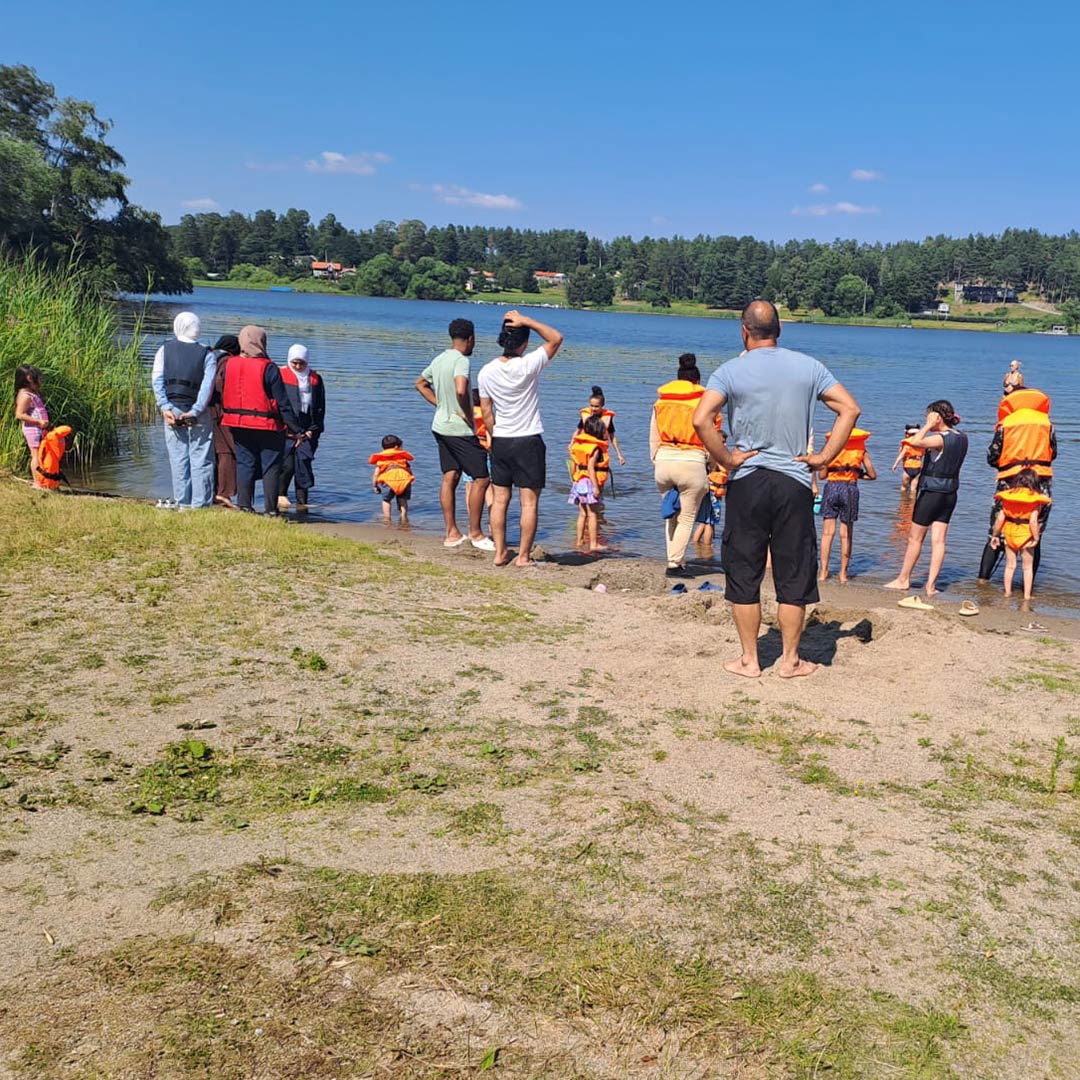 Deltagare från Stockholms Stadsmissions sommarkollo på stranden.