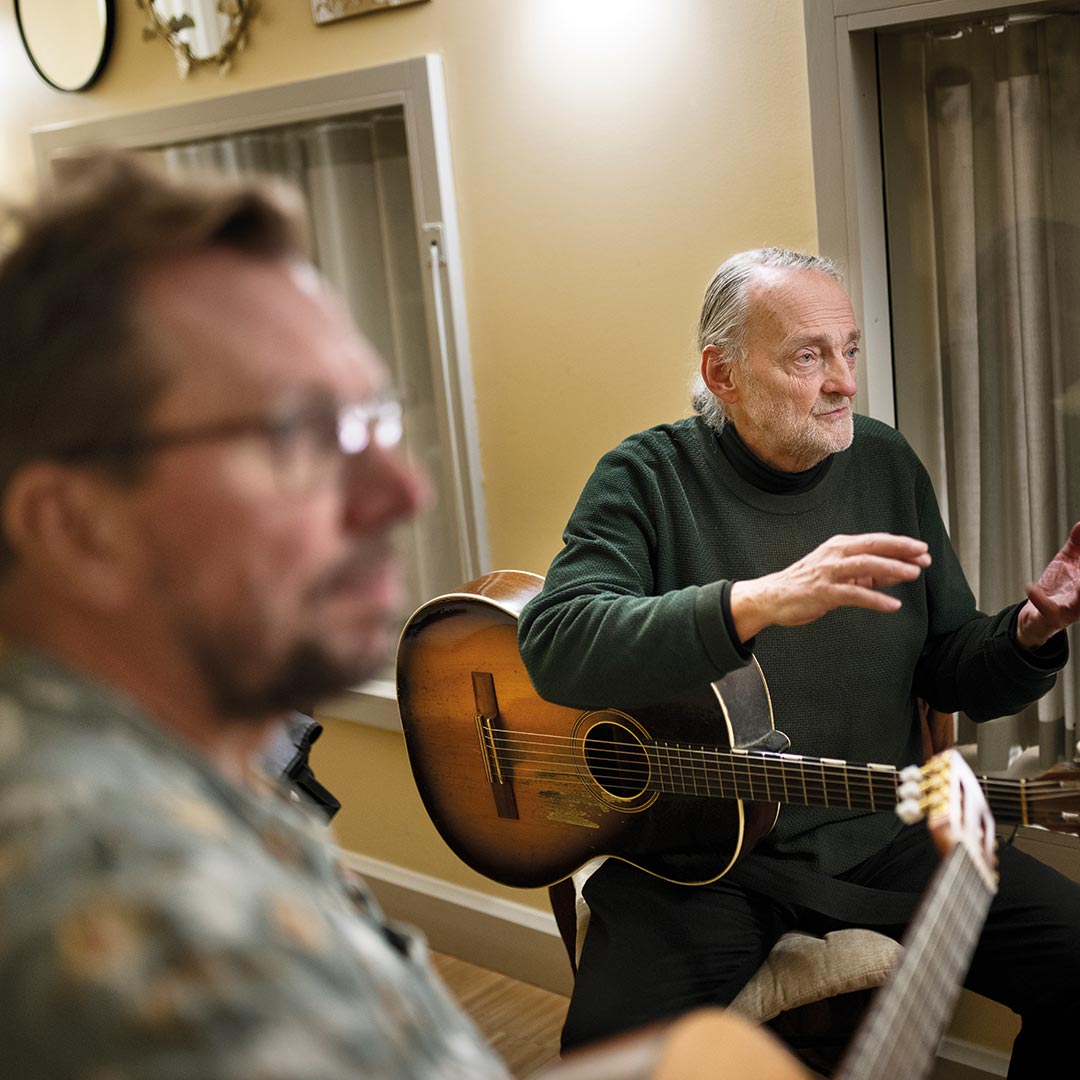 Per Hellberg och Thomas repar inför en spelning på Stockholms Stadsmissions Mötesplats Mariatorget.