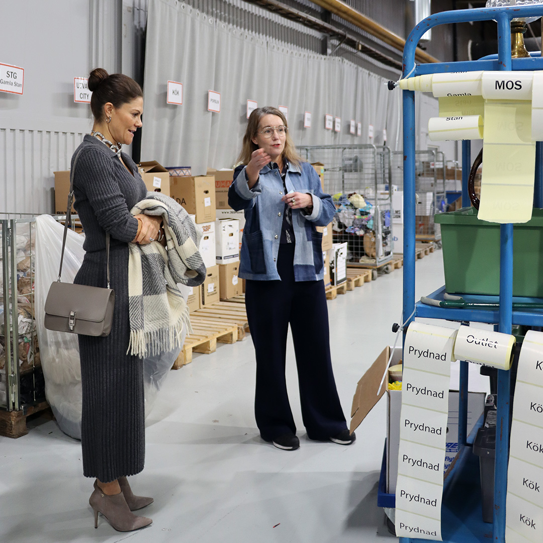 Ann-Sofie Kahl visar kronprinsessan delar av prylavdelningen på produktiosanläggningen