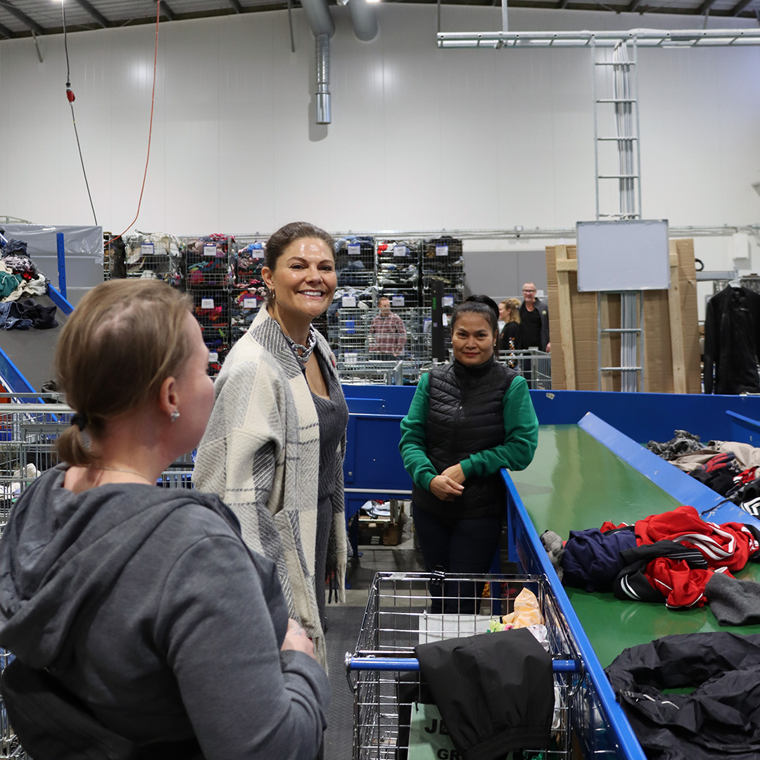 Kronprinsessan pratar med två medarbetare vid textilbandet