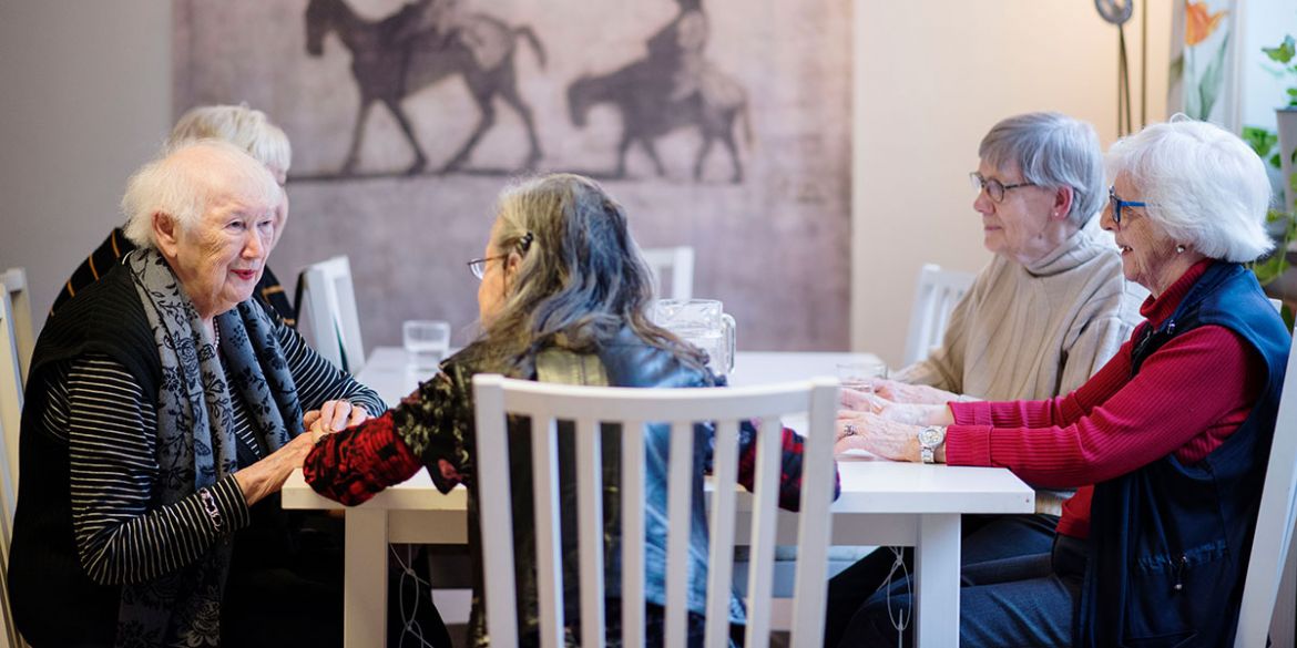 Livsberättargrupp Äldre samtalar runt ett bord - livsberättargrupp Stockholms Stadsmission