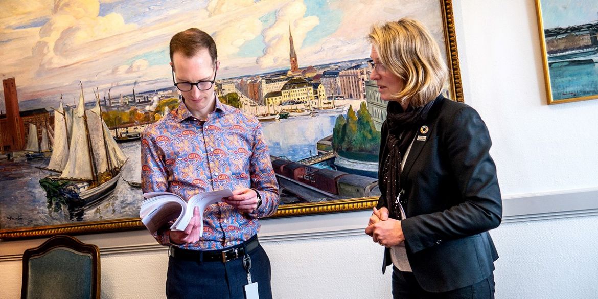 Marika Markovits lämnar över namninsamling till Jan Jönsson, socialborgarråd Marika Markovits lämnar över namninsamling till Jan Jönsson, socialborgarråd