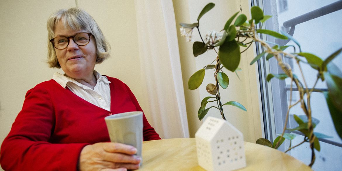 Aina dricker kaffe Aina dricker kaffe