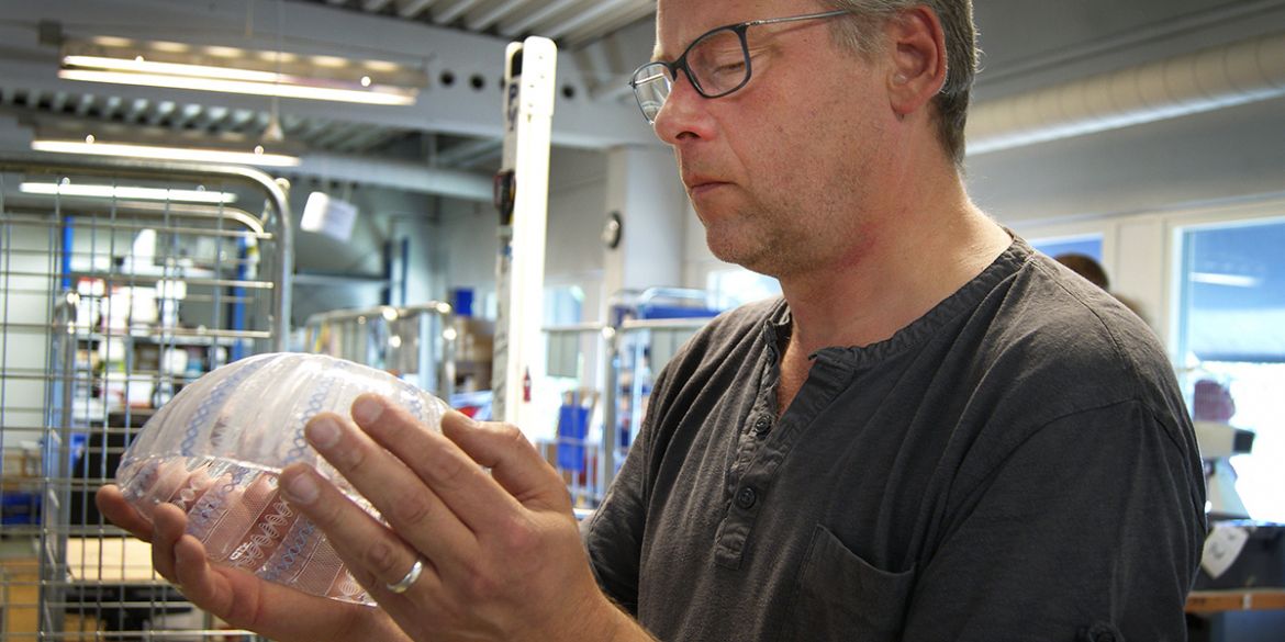 Hans Adelöw värderar en glasskål Hans Adelöw värderar en glasskål