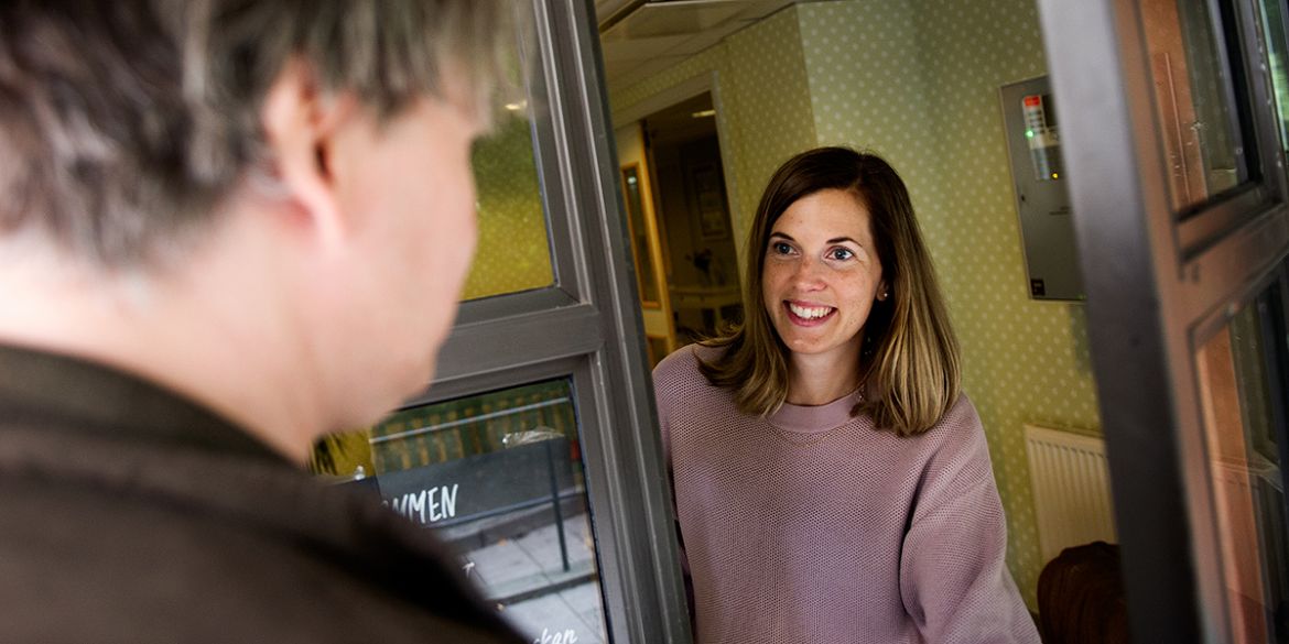 Personal öppnar dörren till boendet